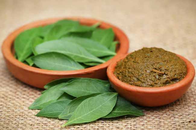 4. वजाइनल फुंसी होने पर मेहंदी और नीम का पेस्ट लगाएं