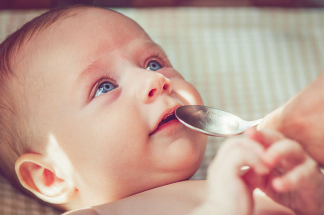2. बच्चे को ग्राइप वॉटर पिलाएं (Gripe water to cure baby hiccups)