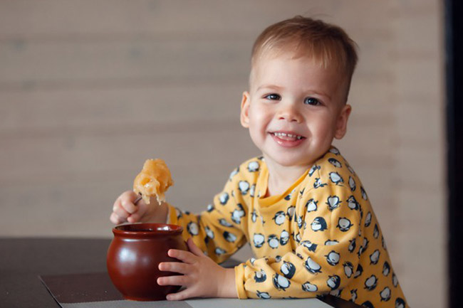 4. बच्चे को शहद चटाएं (Honey could cure baby hiccups)