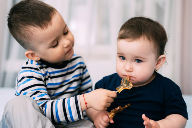 3. हिचकी रोकने के लिए बच्चे को चीनी खिलाएं (Sugar to cure baby hiccups)