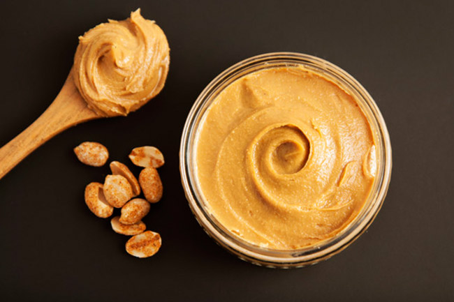 5. बच्चे को पीनट बटर चटाएं (Peanut butter to cure baby hiccups)