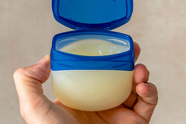 3) पेट्रोलियम जेली (Petroleum Jelly)