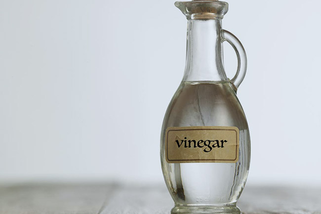 7) विनेगर (Vinegar)