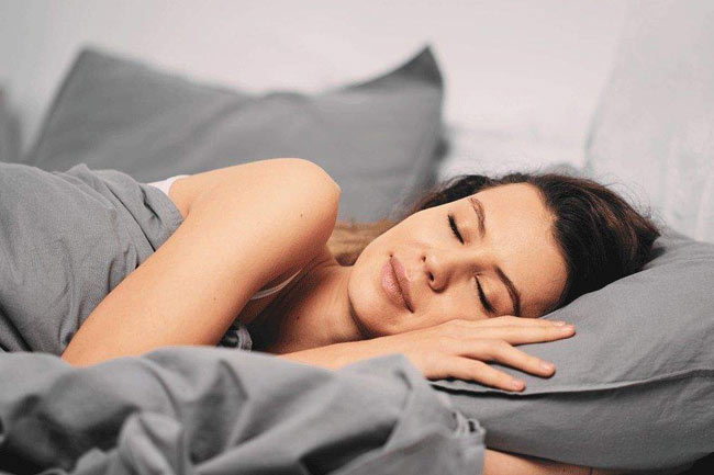 7. नींद पूरी लें और हाइड्रेटेड रहें (Sleep and Stay Hydrated)