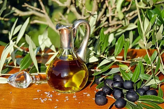 ऑलिव ऑयल से करें मसाज