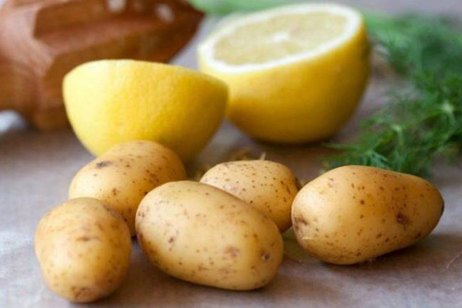 5. आलू और नींबू का रस (Potato and lemon juice)