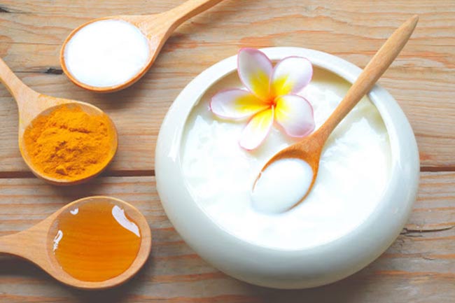 1. हल्दी और कच्चा दूध (Turmeric and Raw Milk)