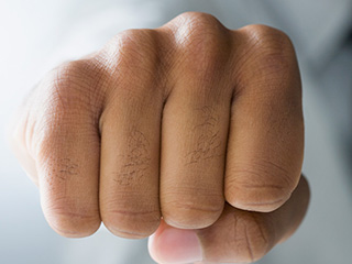 उंगलियों में बार-बार उग आते हैं बाल? हटाने के लिए आजमाएं ये 9 घरेलू उपाय