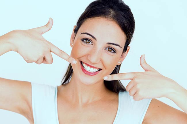 4. पीले दांत को चमकाए मिस्वाक (Miswak helps to whiten teeth)