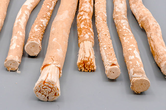 2. दांत में खाना चिपकता है तो इस्तेमाल करें मिस्वाक की लकड़ी (Miswak helps to clean teeth)