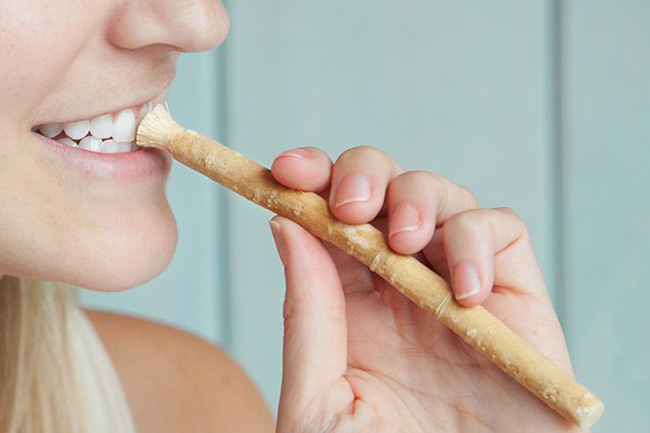 8. मुंह के बैक्टीरिया खत्म करता है मिस्वाक (Miswak prevents bacteria in mouth)