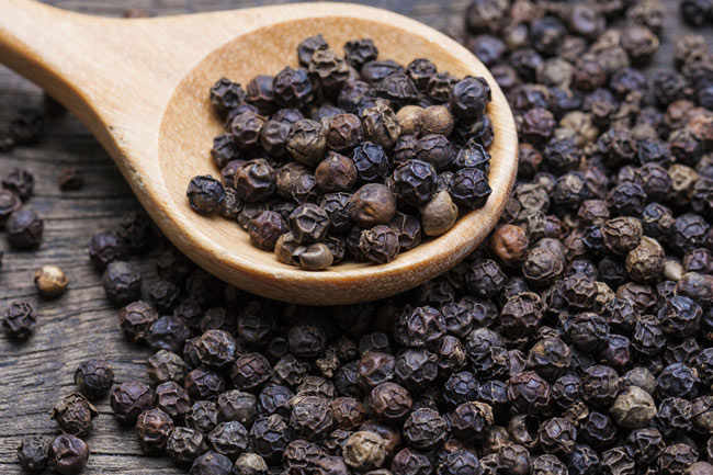 8. काली मिर्च (Black Pepper)