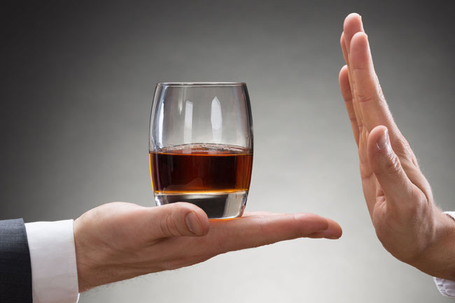 2. धूम्रपान और शराब से बनाएं दूरी (Avoid Smoking and Alcohol)