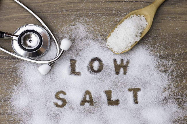 4. साेडियम का कम मात्रा में करें सेवन (Low Sodium Diet)