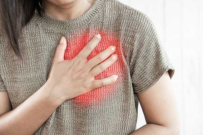 4. सीने में दर्द (chest pain)