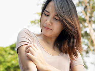 खुजली होने पर क्या क्या नहीं खाना चाहिए? एक्सपर्ट से जानें ऐसे 7 फूड्स