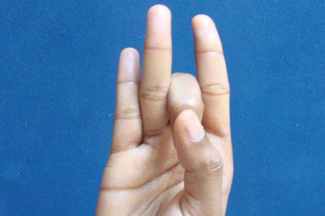 7. शून्य मुद्रा (Shunya mudra)