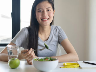 Low Calorie Snacks: सर्दियों में खाएं बहुत कम कैलोरीज वाले ये 9 स्नैक्स, घटेगा वजन और रहेंगे हेल्दी