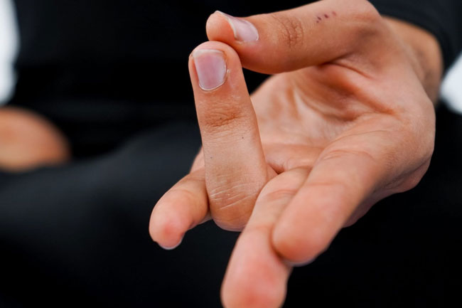 2. सूर्य मुद्रा (surya mudra for weight loss)