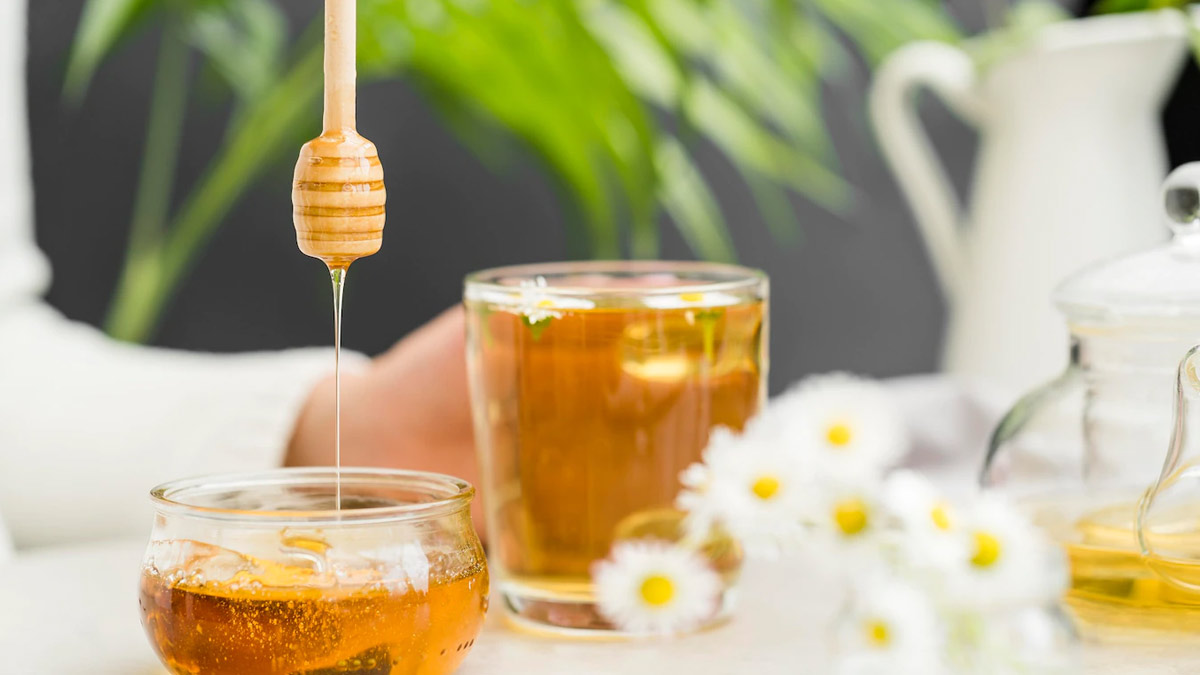 honey-benefits-on-lips