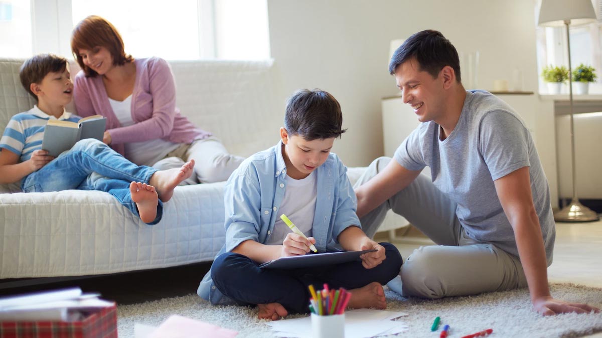 Parenting Tips: पेरेंट्स 10 साल तक के बच्चों को जरूर सिखाएं ये 5 बातें