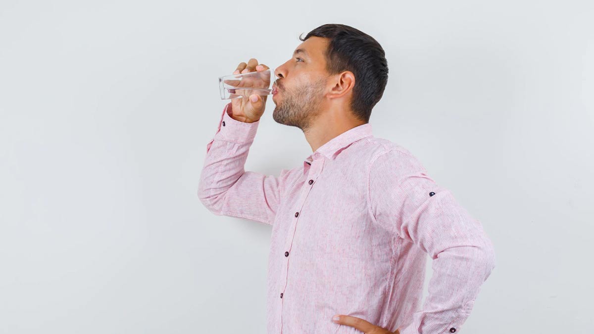 does drinking water while standing affects knees