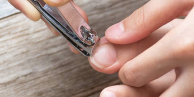 cut nails in hindi