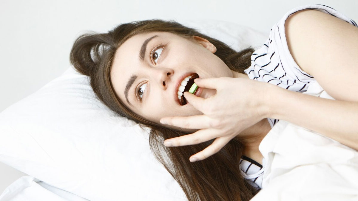 raat ko sote samay dant kitkitana ke upay