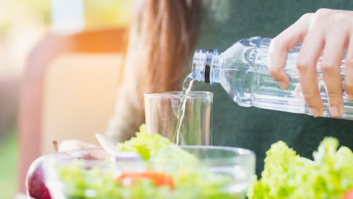 Rules To Follow While Drinking Water During Meal in hindi