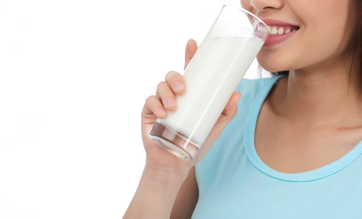 When To Drink Milk After Eating Curd in hindi