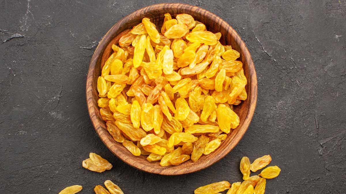 Soaked versus Dried Raisins health benefits and which one to choose