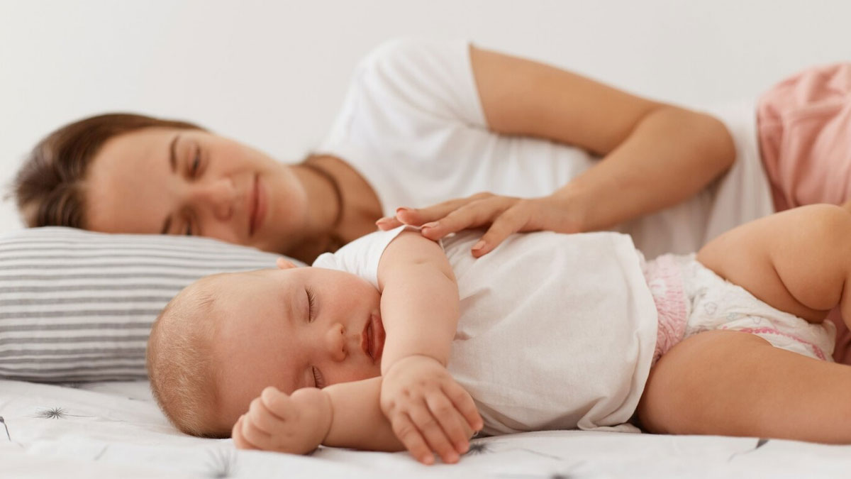 co-sleeping with infant in hindi