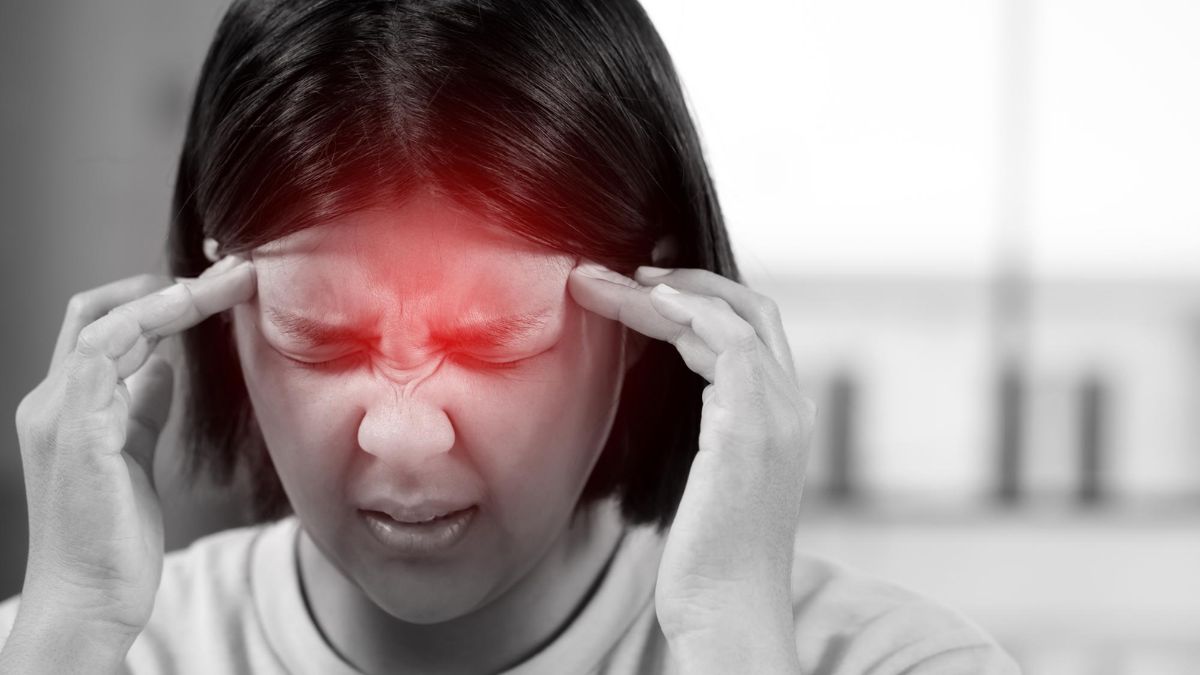 सिर घुमाते ही शुरू हो जाता है सिरदर्द? जानें इसके कारण और बचाव