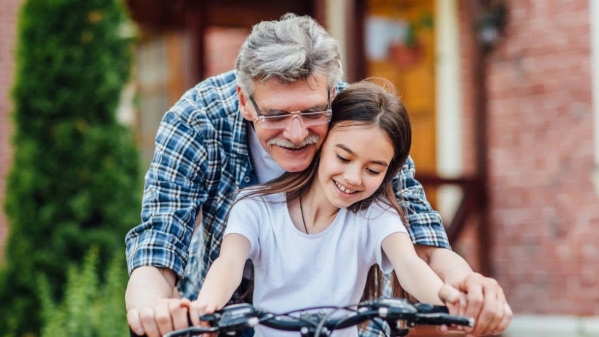 Parenting Tips: बच्चों की परवरिश में जरूरी है दादा-दादी का प्यार, जानें कैसे बढ़ाएं दोनों का साथ