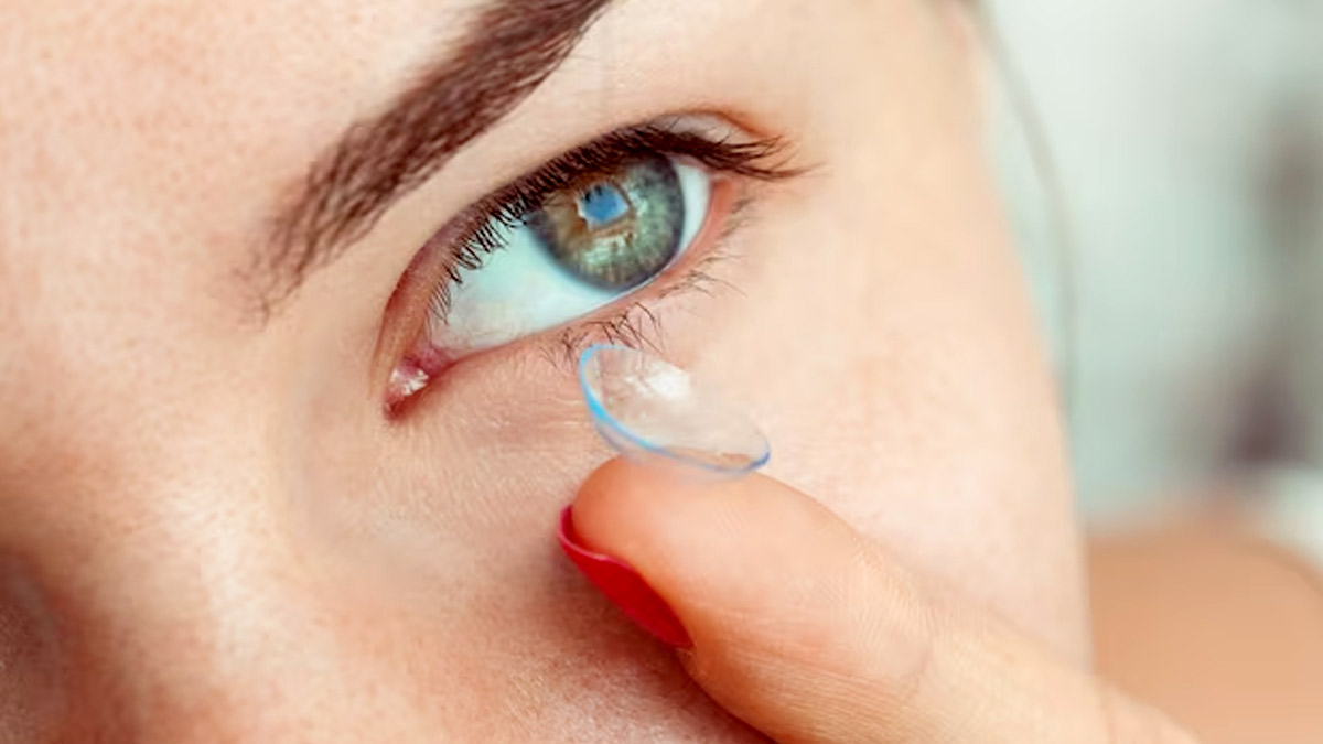how to use contact lens