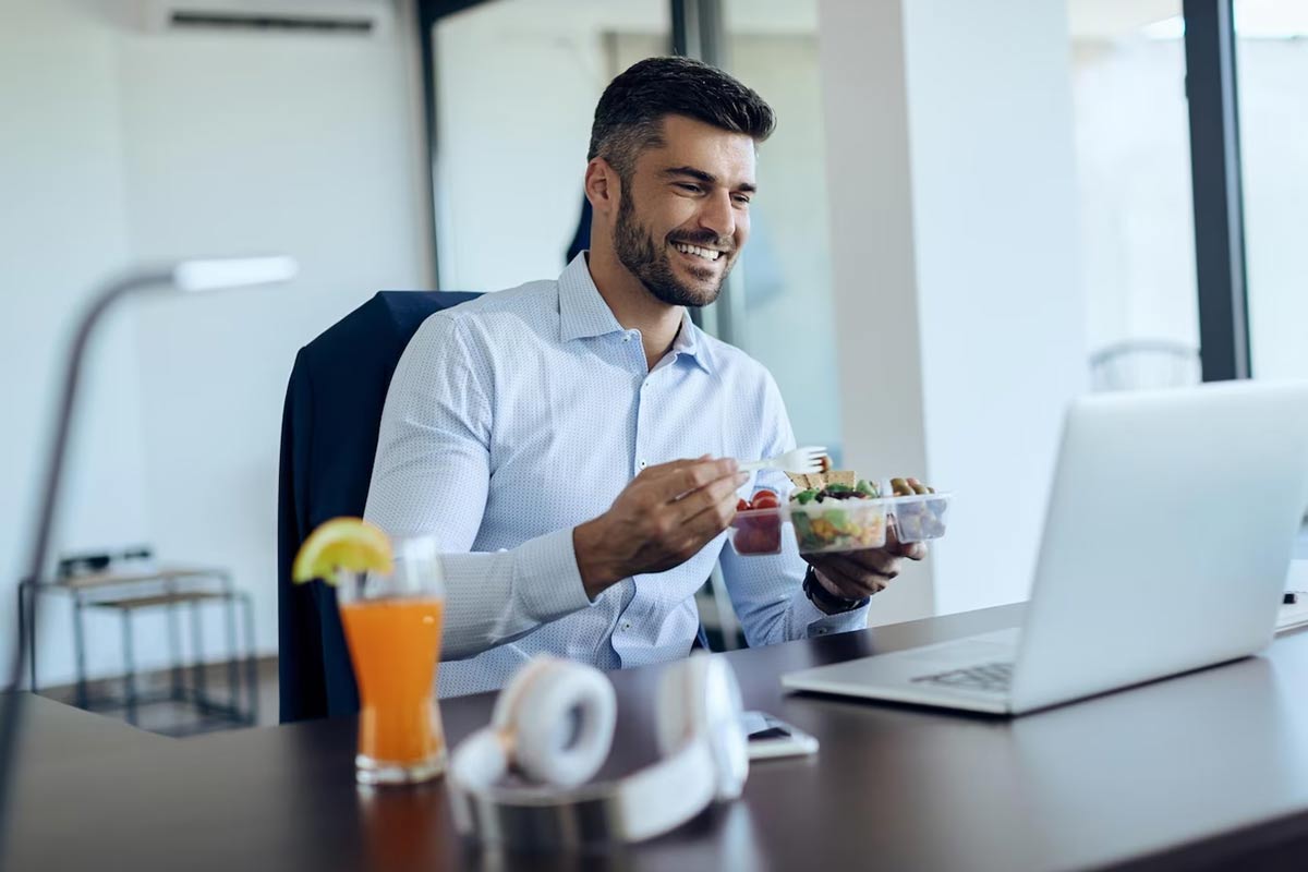 Weight Gain Reasons in the Workplace and Tips to Control It