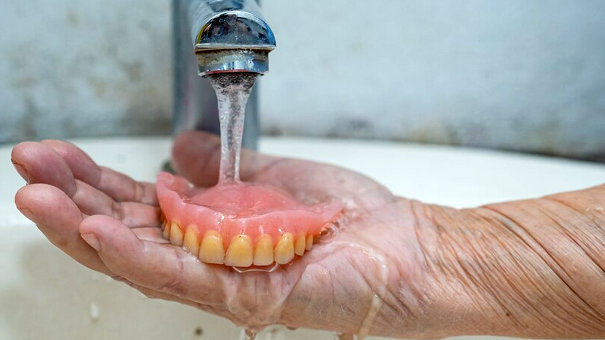 cleaning-removable-denture