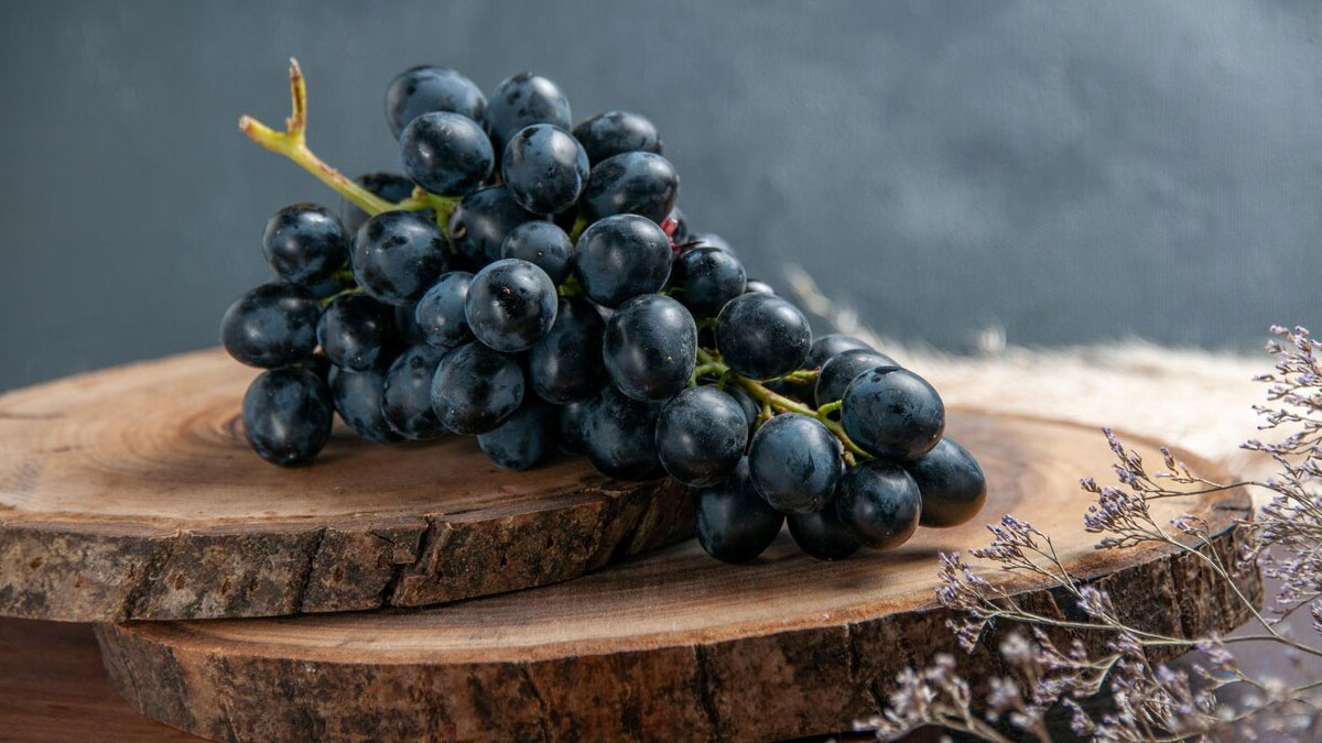 Black Grapes Benefits For High Blood Pressure in hindi