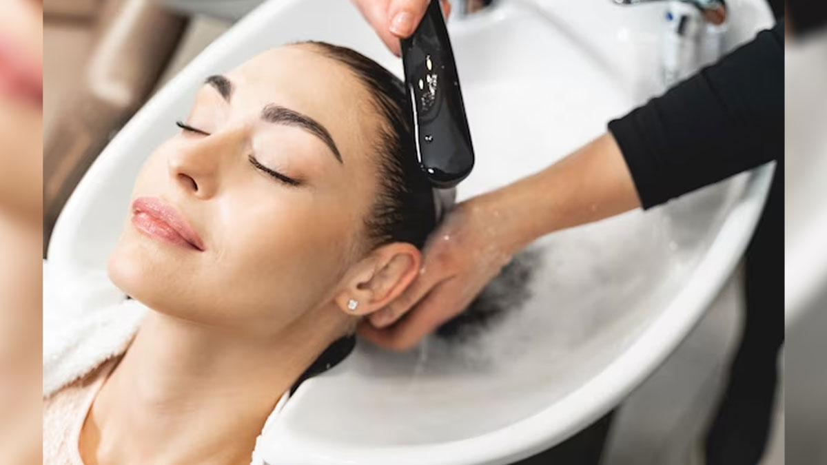 Is It Okay To Wash Hair Early Morning During Winter In Hindi