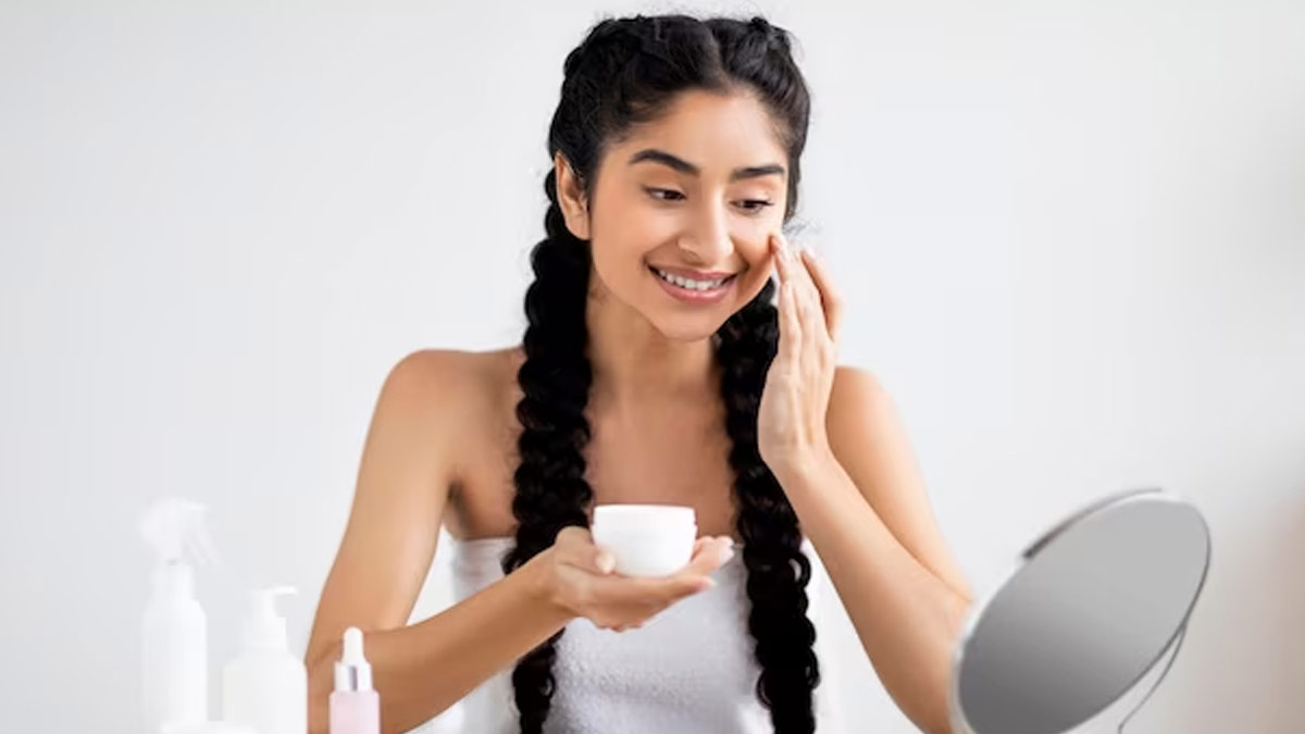 Is It Safe To Apply Petroleum Jelly On Face Before Playing Holi In Hindi