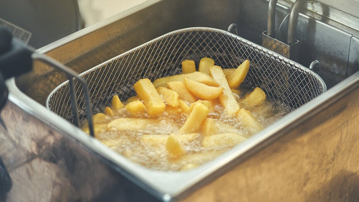 ICMR Cautions Against Repeatedly Heating Cooking Oil, Says It Increases Cancer Risk