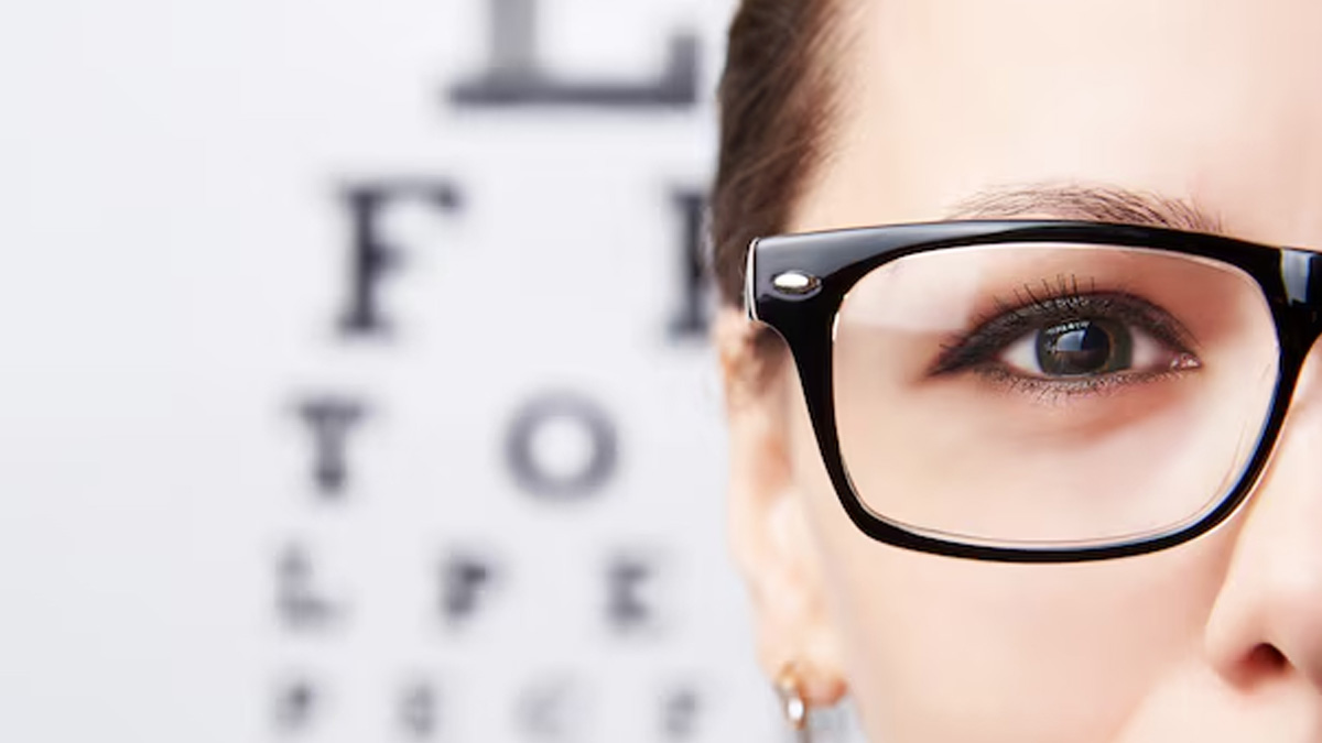 hyperopia symptoms and causes in hindi