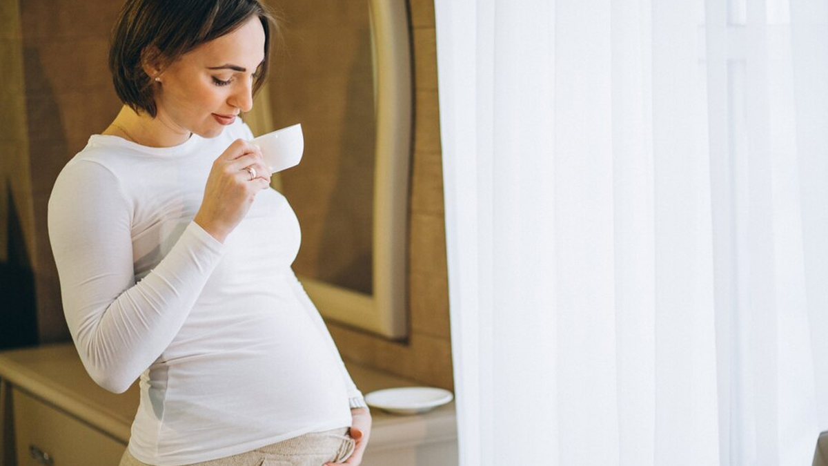 pregnant-women-drinking-coffee