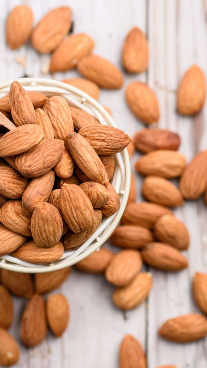 5 Benefits Of Eating Soaked Almonds Every Morning