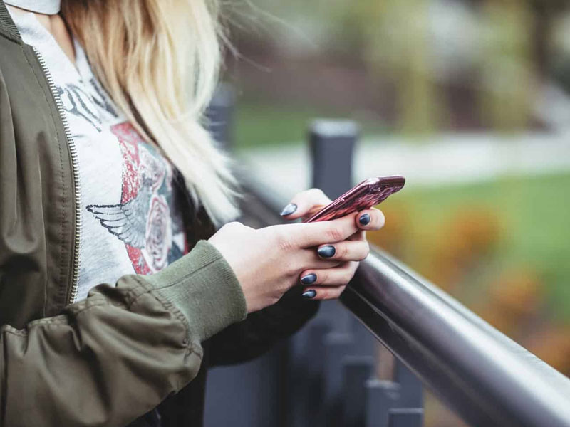 Do You Use Social Media to Boost or Bust Your Mood? Tips for a Healthier Online Detox