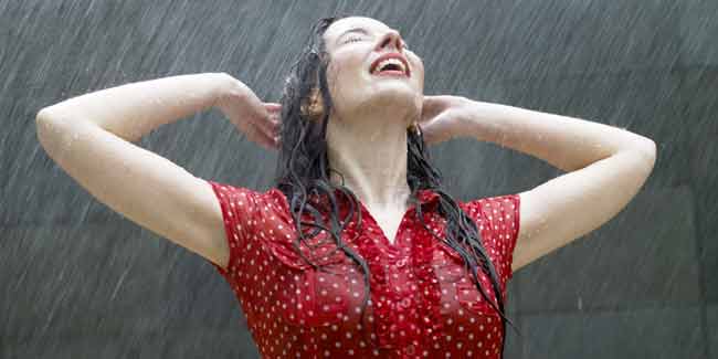 मानसून में बालों से संबंधित समस्याएं होने लगती हैं अब मानसून में भी करें अपने बालों की देखभाल