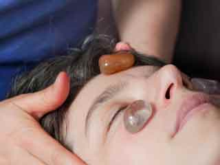 क्रिस्‍टल थेरेपी से कीजिए बीमारियों का उपचार