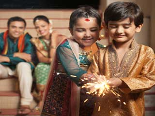 दिवाली पर पटाखों से रहें सावधान 