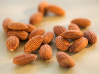 बादाम में छिपे हैं कोलेस्‍ट्रॉल कम करने के गुण