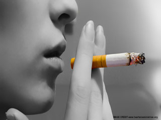 सिगरेट का धुआं दे सकता है फेफड़ों का कैंसर